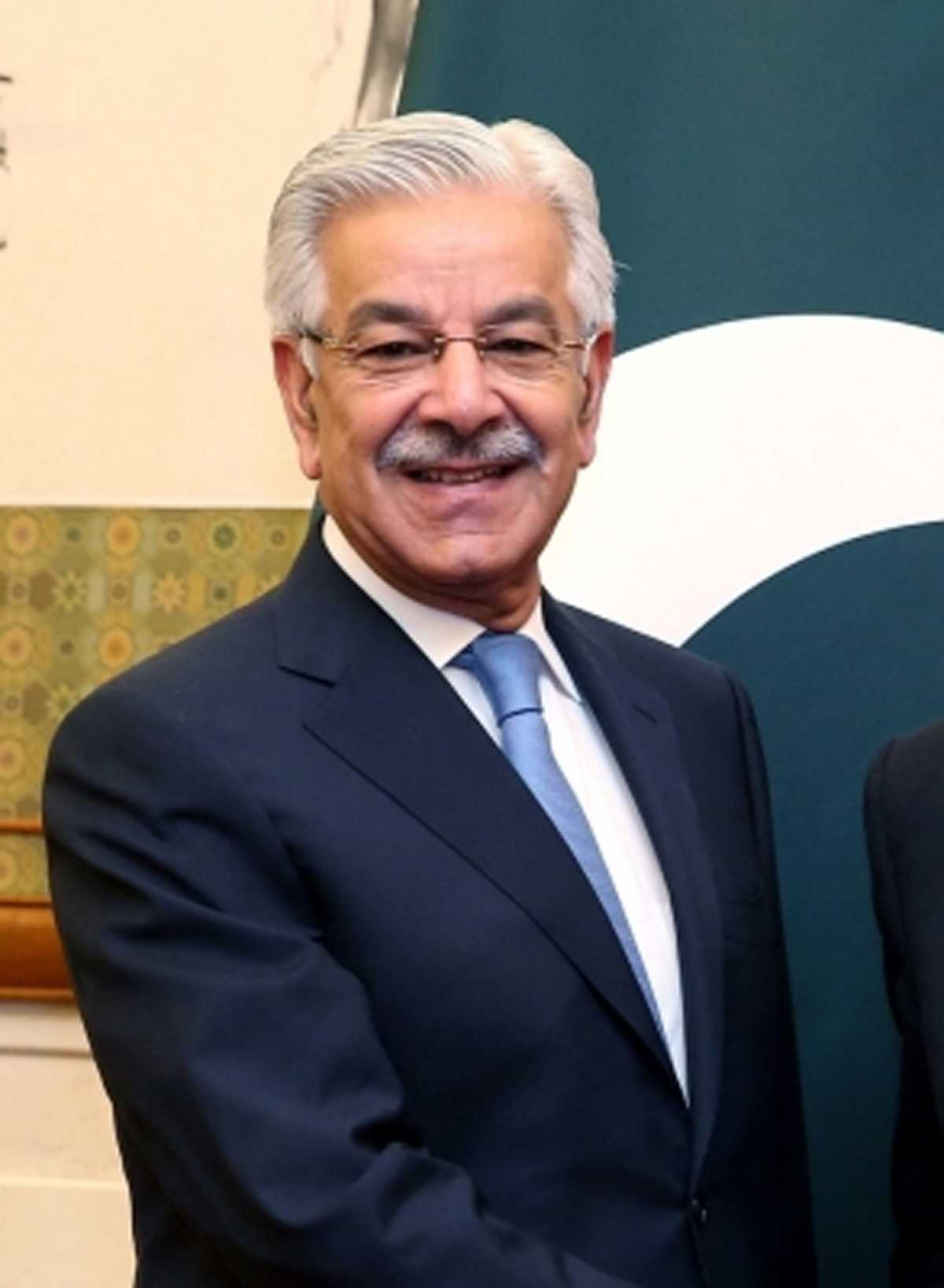 अपने दानेदार जनरल बाजवा के खिलाफ हो गए इमरान खान : पाक रक्षा मंत्री